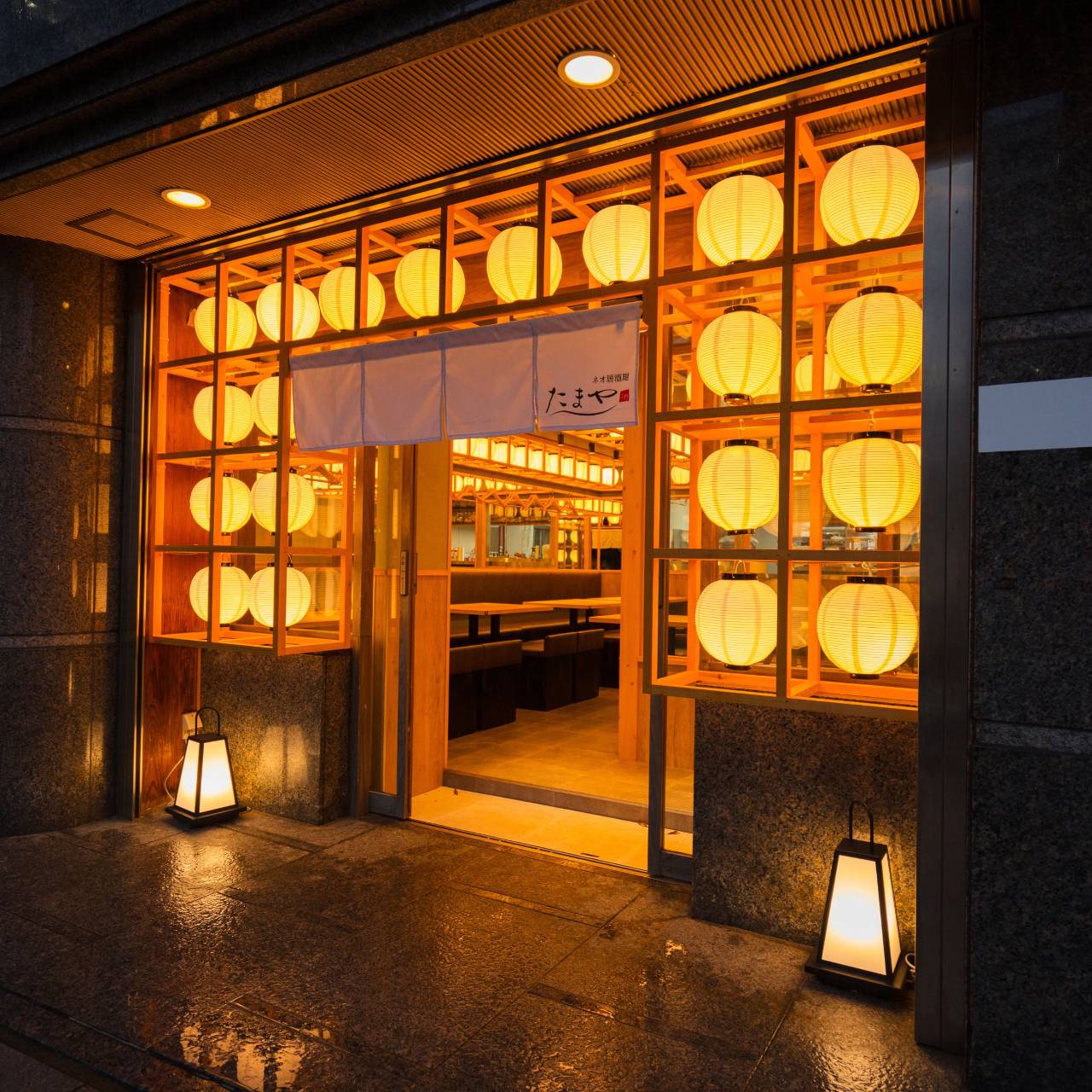 提灯が並んだたまや 上野店の入口