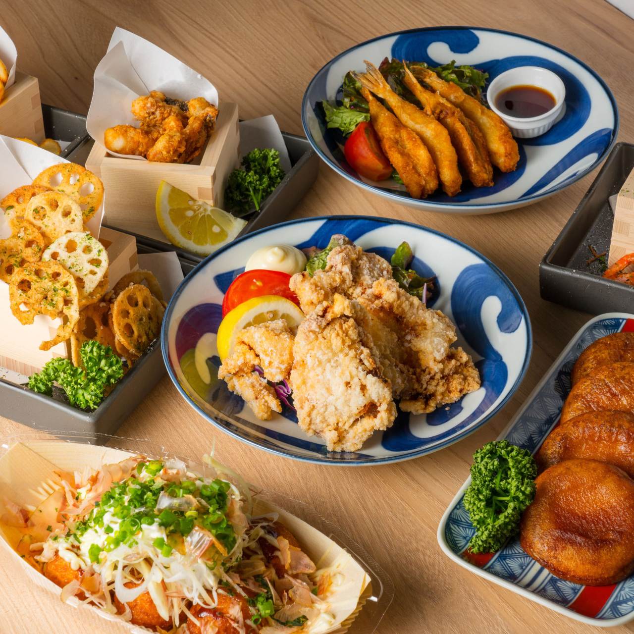 器に盛られた唐揚げレンコン揚げ、たこ焼き