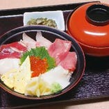 「豪快５色丼」￥1500　贅沢に５種の旬鮮魚をご堪能ください！