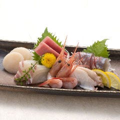 豪華な「旬の特撰　刺身盛合わせ」