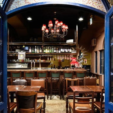 真夜中の太陽_隠れ家のようなたたずまい。全24席を完備。