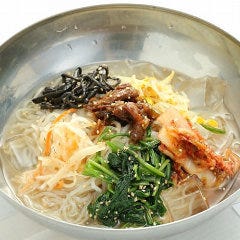 〆はさっぱりとお召上がりいただく特製冷麺はスープにこだわりが