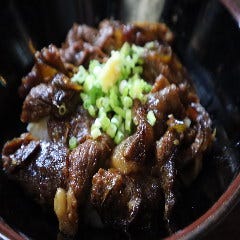 裏メニューのまかないスジ牛丼はスタッフの間でもイチオシの逸品