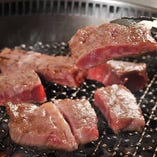 厚めにカットしたお肉は、ジューシーな旨みを愉しめます。焼き加減もお好みでどうぞ。