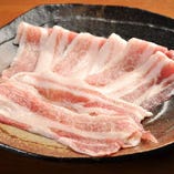 滋賀県鈴鹿山系の自然豊かな環境の中、清潔な豚舎で育てられた「蔵尾ポーク」を、焼肉でお愉しみください。