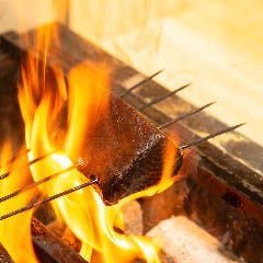 香り高い炭焼きメニューは厳選した地酒との相性も抜群です