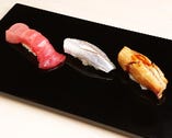 こだわりの器に並べられた江戸前寿司は、見た目も美しい。