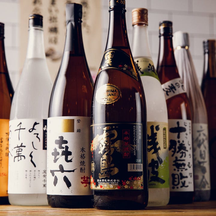日本酒だけではないのがよんぱち。焼酎のラインナップも多彩
