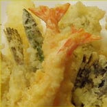 *揚げたて天ぷら　海老や穴子などの魚介と旬の野菜を揚げたてで