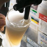 キーンと冷えた生ビールを駆けつけ一杯！サーバーから注ぎます。