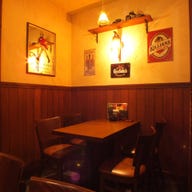 IRISH PUB CELTS(ケルツ) 新橋烏森口駅前店_シックな内装のテーブル席