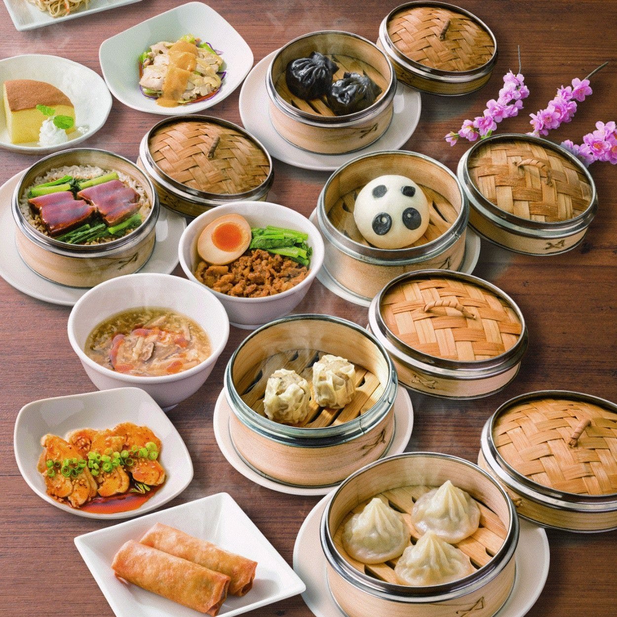 本格台湾料理が並ぶ桃菜のテーブル席