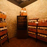 ソムリエ厳選ワインが眠るセラー。世界の産地・品種の銘柄が揃います