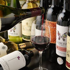 ソムリエ厳選の多彩な産地＆品種のワインが50種以上勢ぞろい