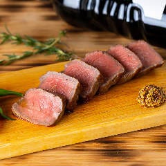 匠の火入れ技でロゼ色に仕上げた「牛リブロースのビステッカ」