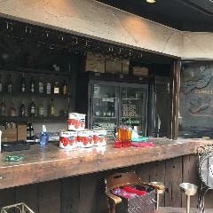 ピッツァはテラス席横のカウンターに設置した石窯で焼き上げます