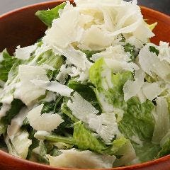 目の前でベラロディーチーズを削ってサーブ！「シーザーサラダ」