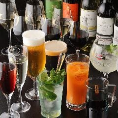 ビール、ワイン、カクテルなど35種以上のドリンクが飲み放題