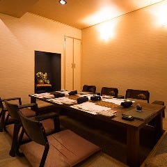 ゆったり寛げる全席個室でカニを堪能