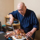 熟練の技が光る活タラバガニの解体