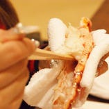 生きた状態から捌く活タラバガニの深い旨み