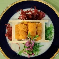 活カニを丸ごと味わう贅沢なお品書き