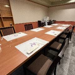 ゆったり寛げる全席個室でカニを堪能