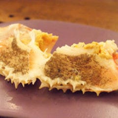 活きたカニを捌く圧巻パフォーマンス