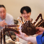 熟練の技が光る活タラバガニの解体