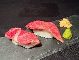 黒毛和牛の炙り肉寿司2種食べ比べ