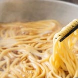 楽天地のもつ鍋スープに合わせた特製麺の「チャンポン玉」