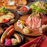 シュマッツの人気＆名物料理が集結した「シュマッツコース」。ドイツソーセージにシュニッツェル、マーク家に伝わる伝統レシピのザワークラウトサラダなど、ボリューム満点の6品コースです。