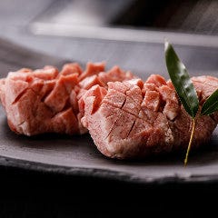 1週間熟成し凝縮された旨味が味わえる「エイジング厚切りタン」