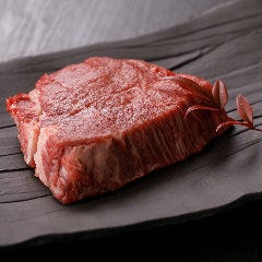 柔らかな肉質と濃厚な旨味の黒毛和牛を様々な部位で堪能できる