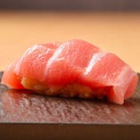 職人の溢れる活気、本格江戸前鮨を味わいたいなら…コースで「少しずつを沢山」味わう。