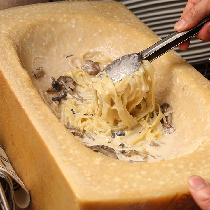 チーズの器で作るパスタ！夜は3割以上のお客様がご注文されます