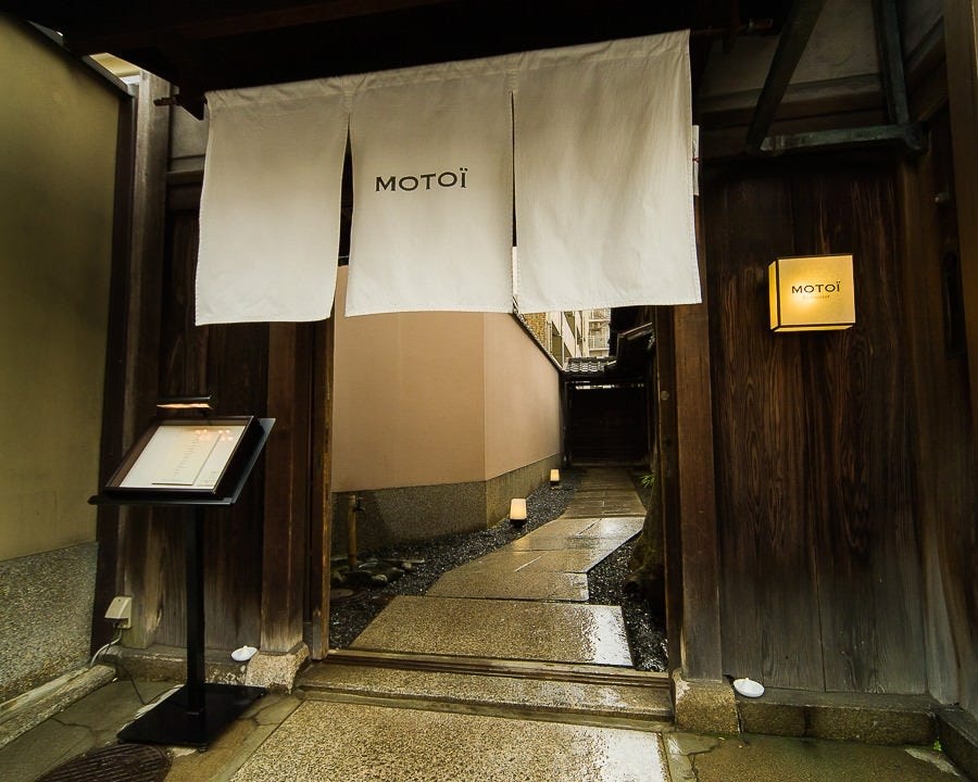 京都の静かな通りに佇む
「Restaurant MOTOI」 