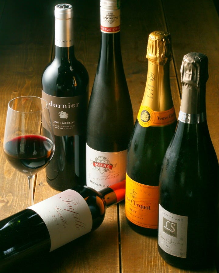 グラスからシャンパンまで
幅広いラインナップのワイン