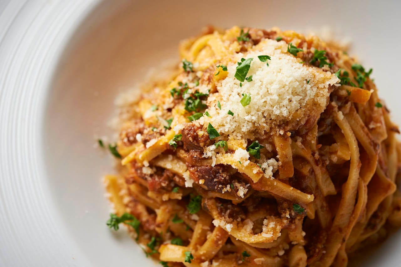 白いお皿に盛られたボロネーゼ