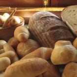 小麦粉・水・酵母で作るイタリアのパン。
お代わり自由です。