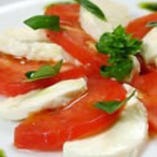 完熟トマトと生モッツァレラチーズのカプレーゼ