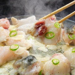 たっぷりのにんにくとオリーブオイルで焼き上げる焼きふぐ。