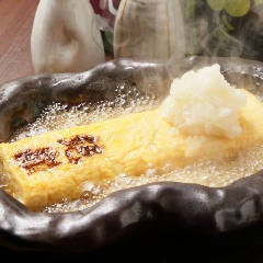 熱々の出汁をかけていただく絶巓の出汁巻き卵は看板メニュー！