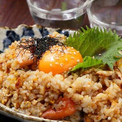 魚介を贅沢に！ガーリック香るユッケダレの特製炒飯715円