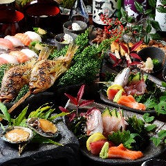 鮮魚のお造りと寿司、名物原始焼きなど盛りだくさん