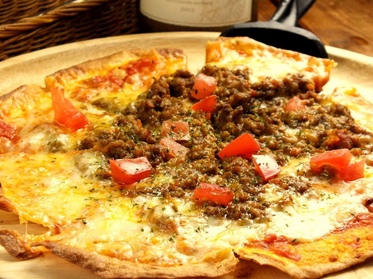 横浜のメロウ スペクトラ カフェのキーマカレーピザ