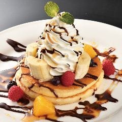 オリジナルパンケーキに生クリームとフルーツをたっぷりと♪