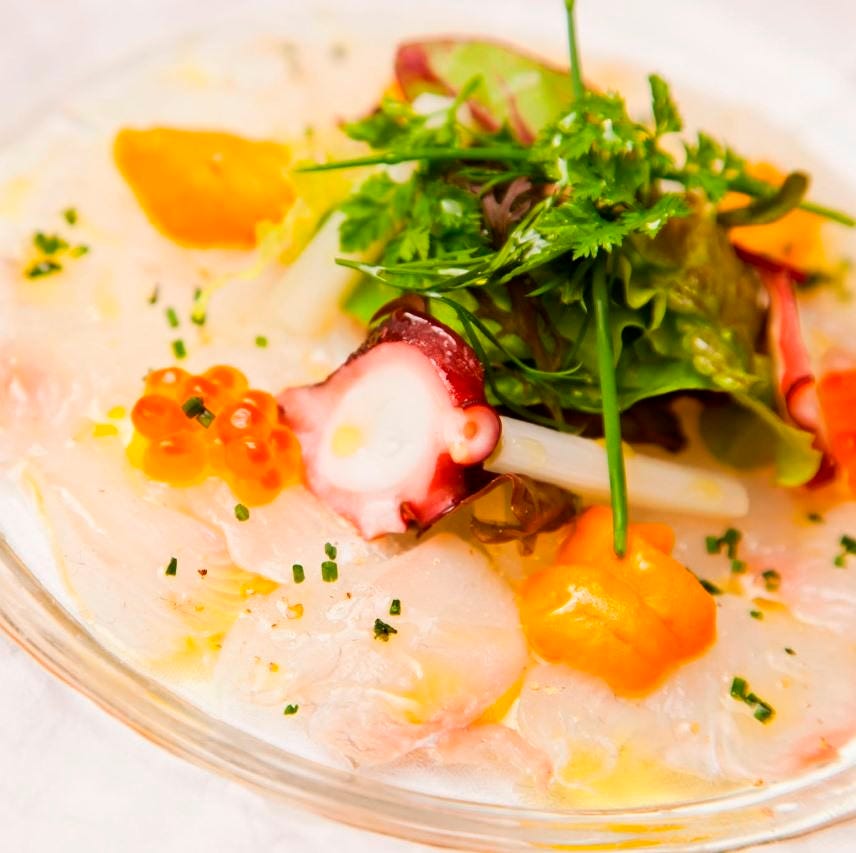 ガラス皿にのったカルパッチョ