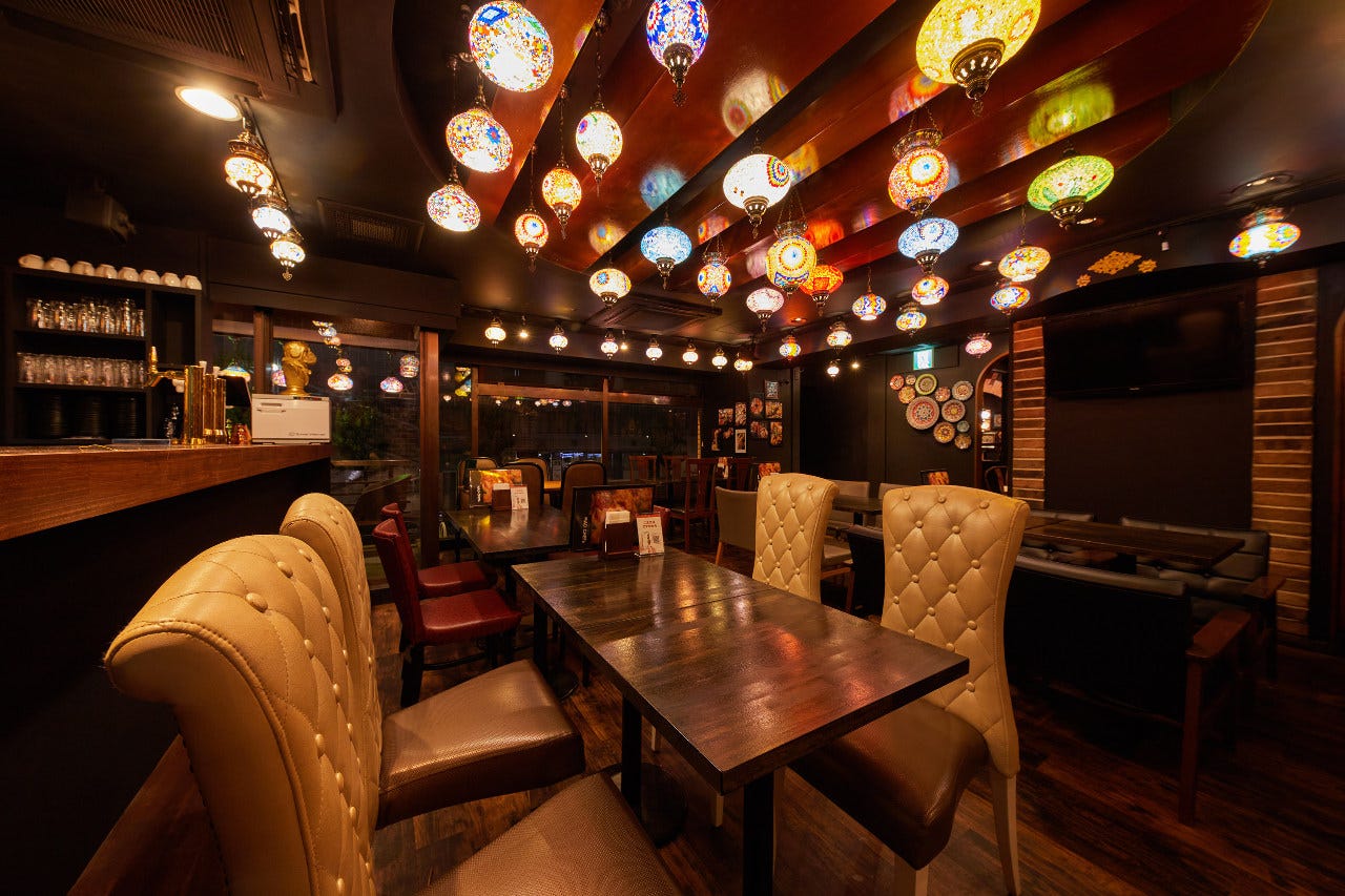 ランプが灯ったマッドシェフ 池袋西口店の店内