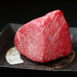 大きなブロックで提供されるランプ肉は圧巻！赤身でも柔らかい